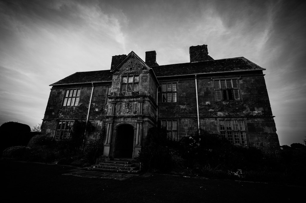 A large manor, in black and white