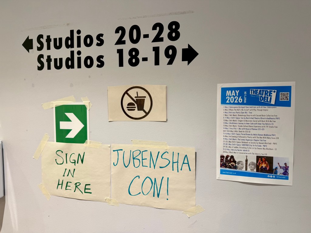 A handwritten sign on an A4 sheet saying "JUBENSHA CON!"